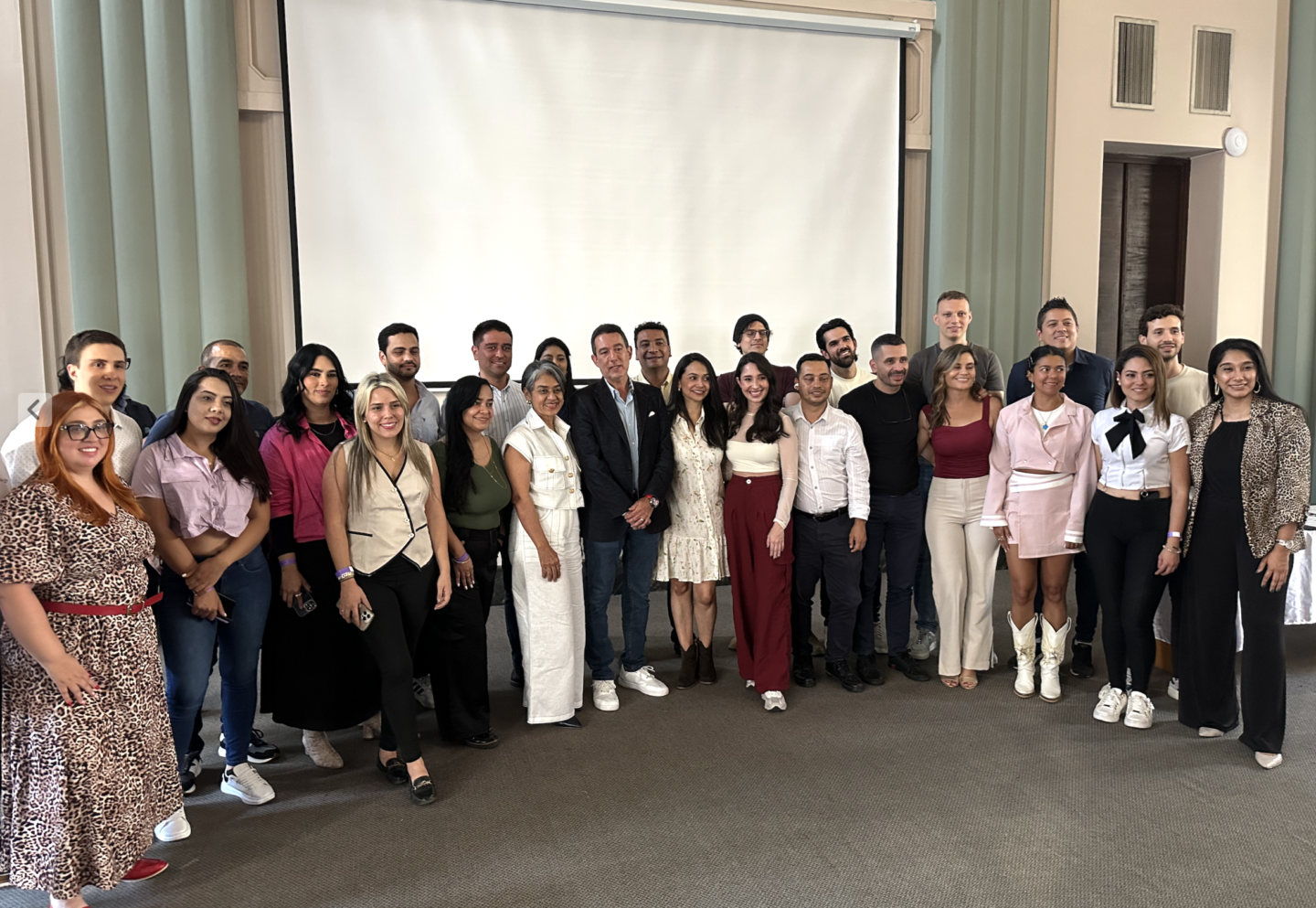 Foto grupal de miembros certificados — Alcaldía de Medellín y Asohost