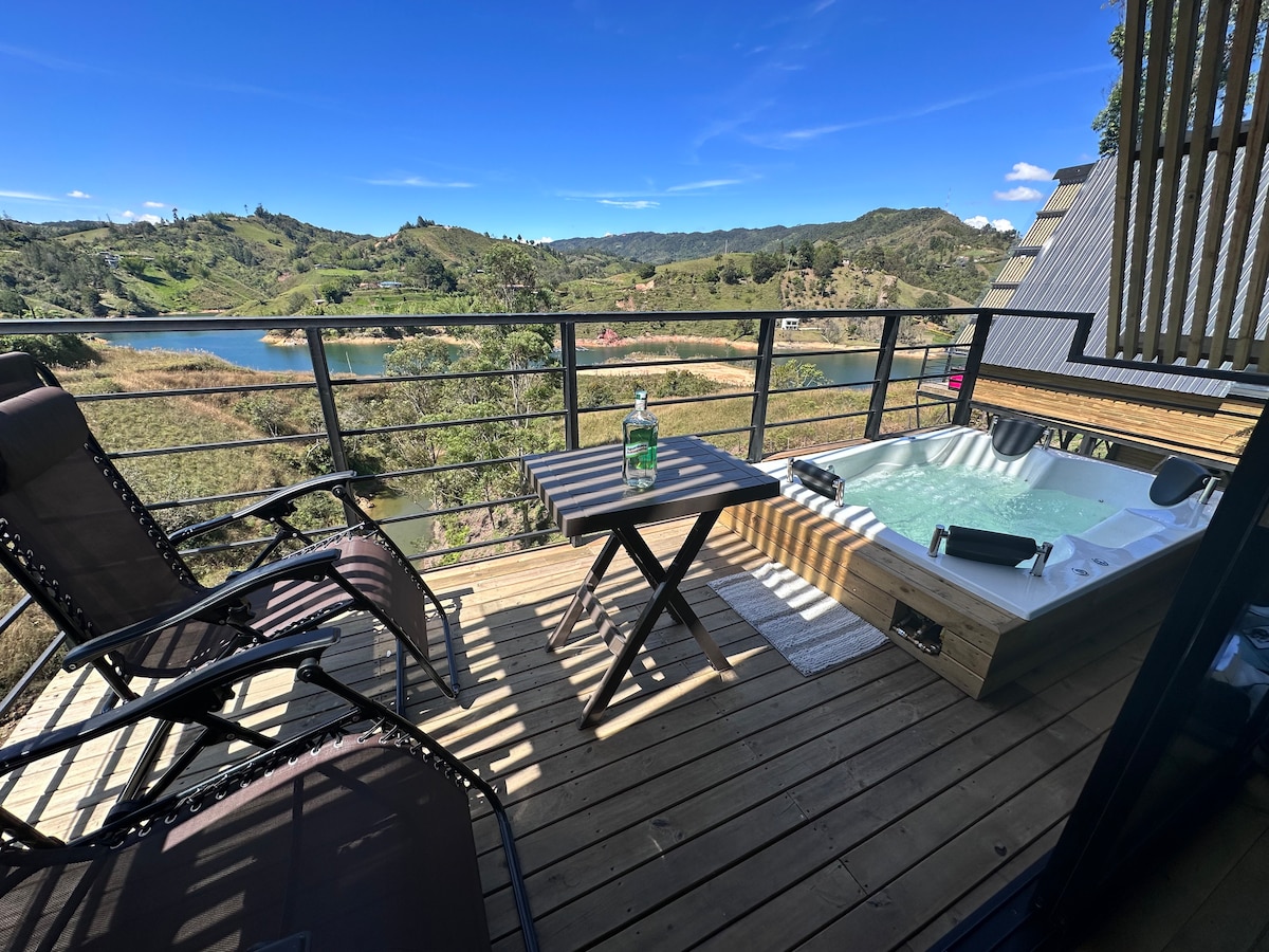 Lujosa relajación junto al lago con jacuzzi