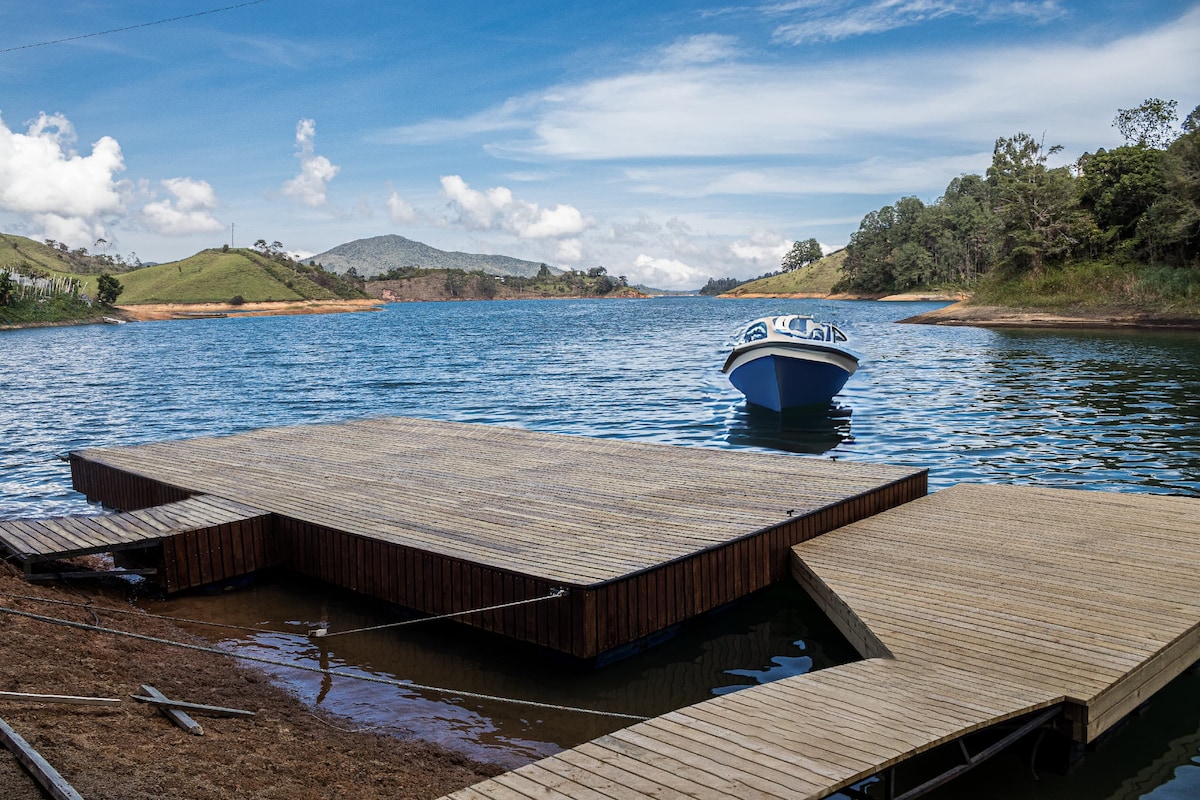Lujosa relajación junto al lago con jacuzzi