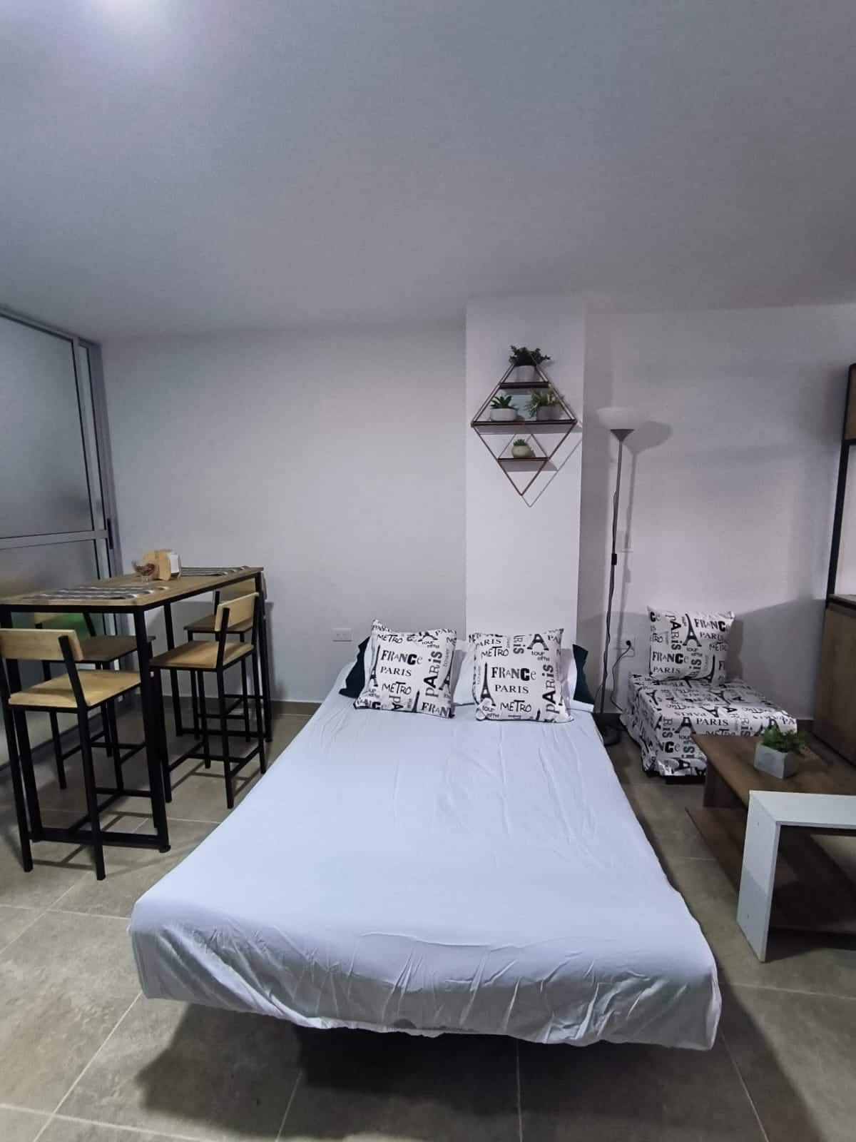 Hermoso aparta-estudio completo en Itagüí - 201
