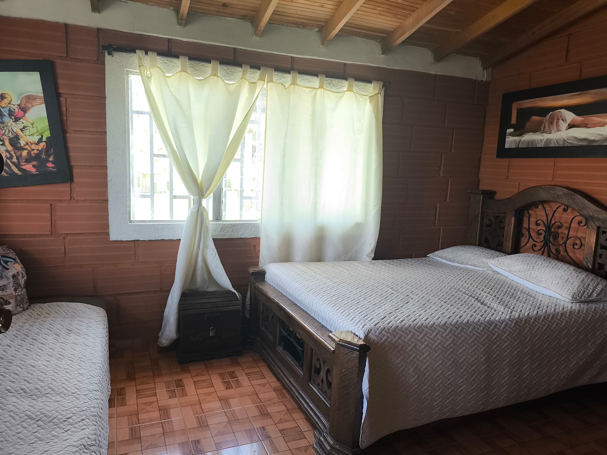 Casa encantadora + jacuzzi + parrilla + estacionamiento + chimenea en El Peñol