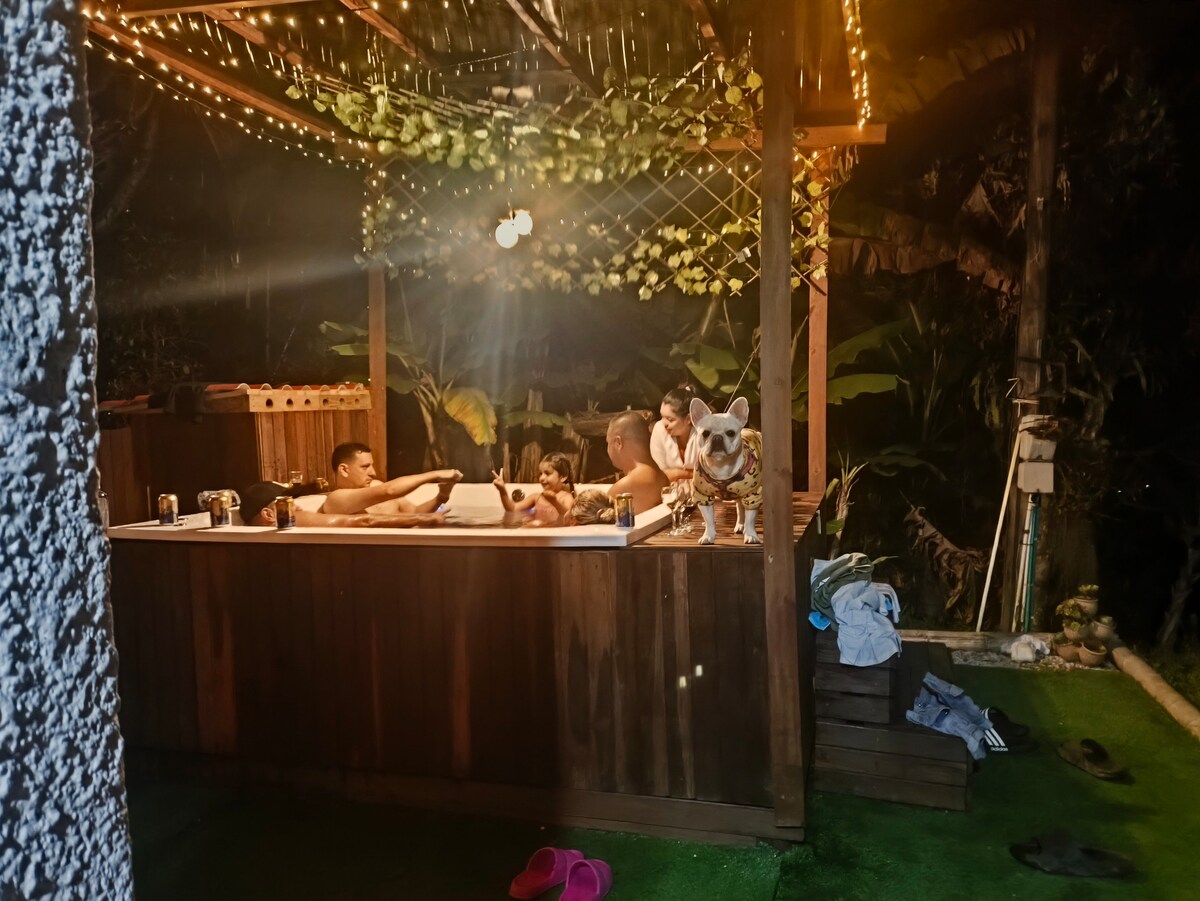 Casa encantadora + jacuzzi + parrilla + estacionamiento + chimenea en El Peñol