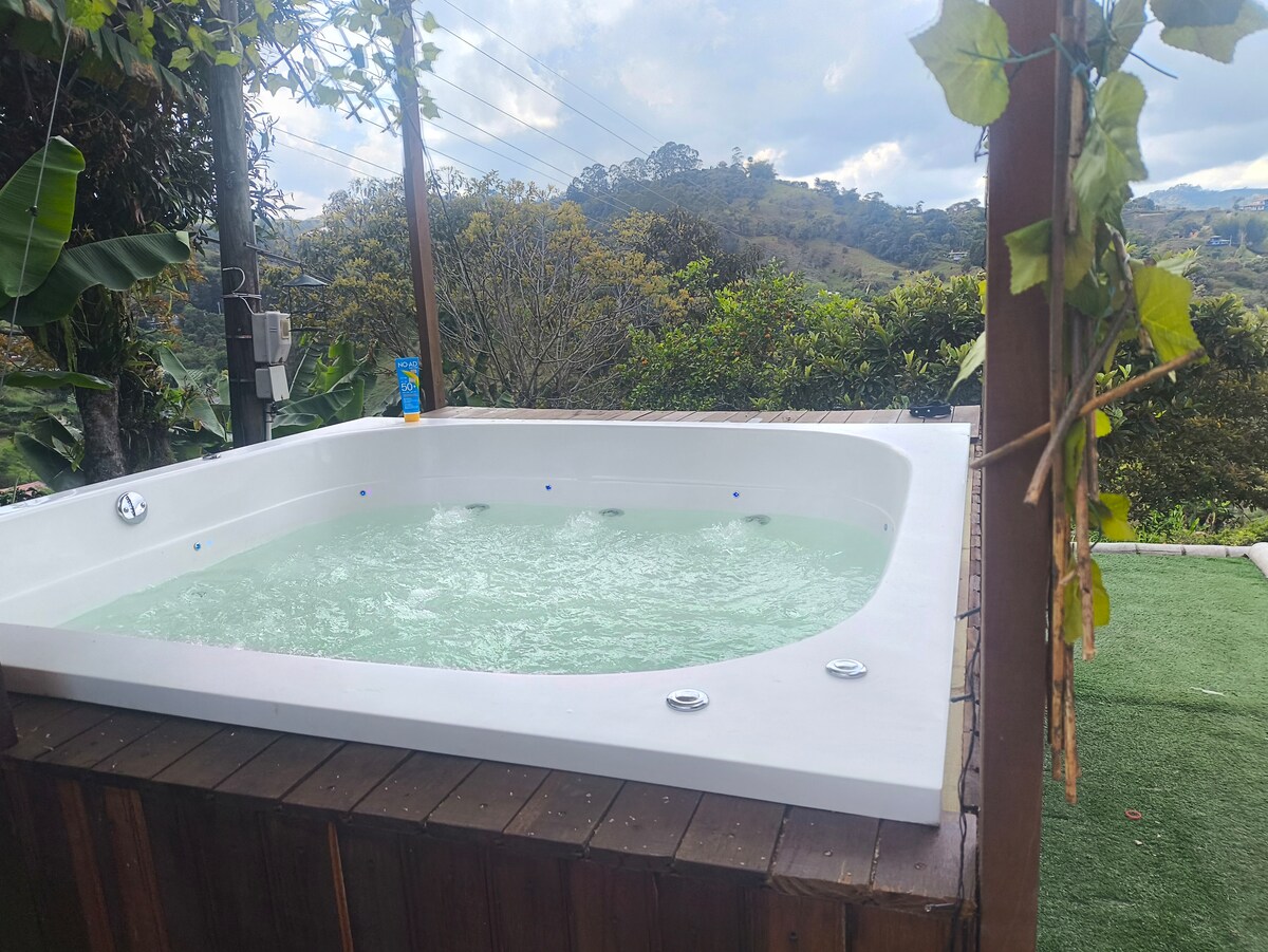 Casa encantadora + jacuzzi + parrilla + estacionamiento + chimenea en El Peñol