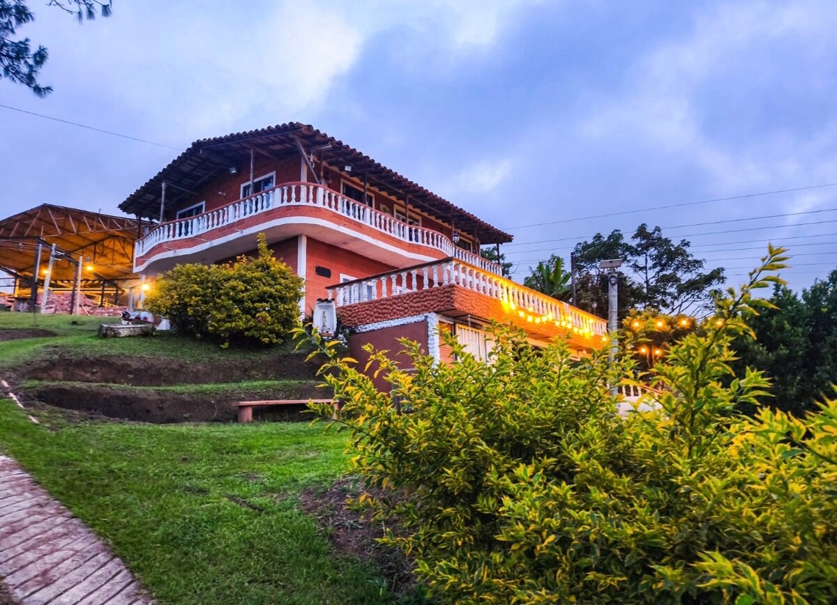 Casa encantadora + jacuzzi + parrilla + estacionamiento + chimenea en El Peñol
