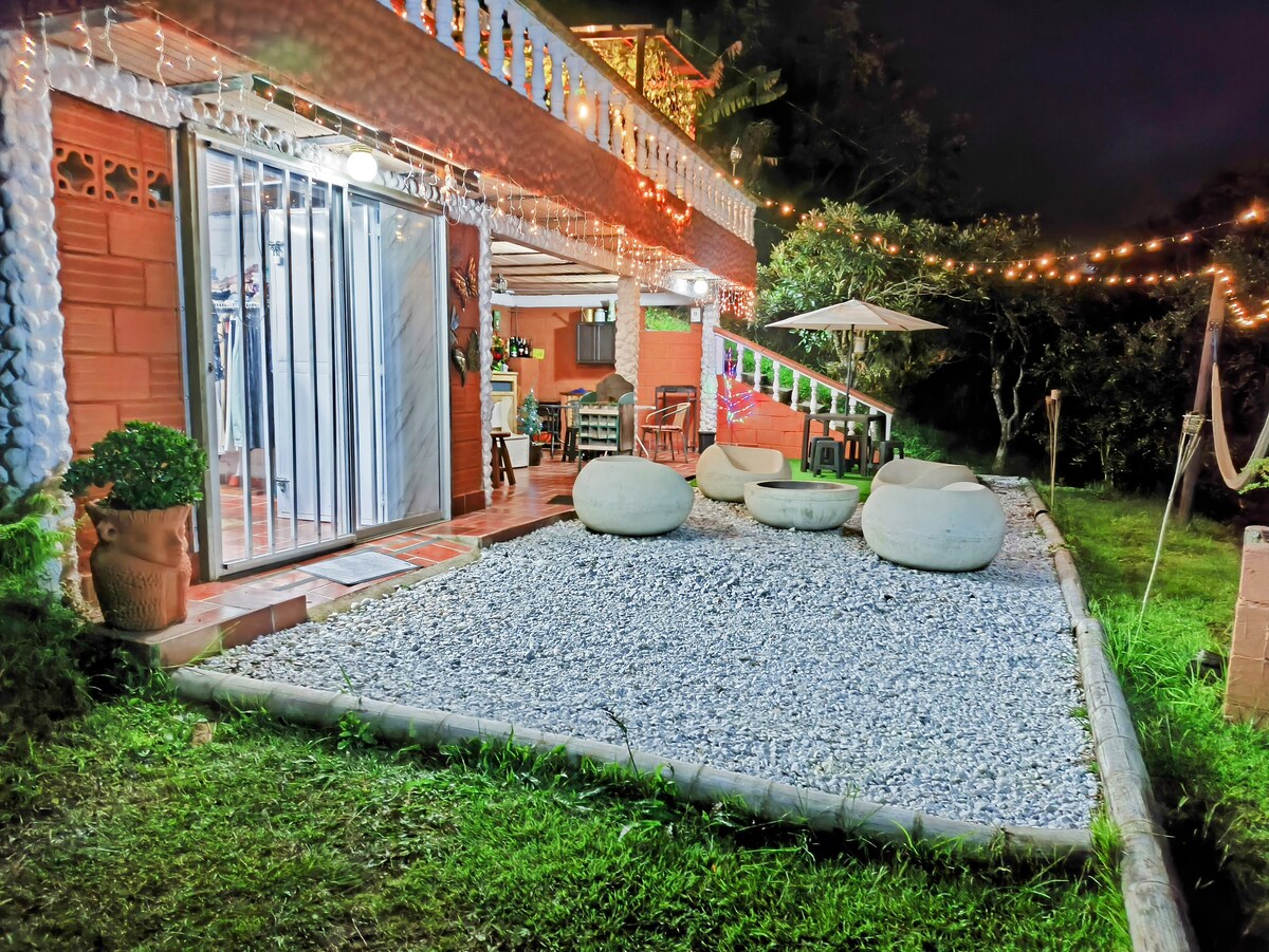 Casa encantadora + jacuzzi + parrilla + estacionamiento + chimenea en El Peñol
