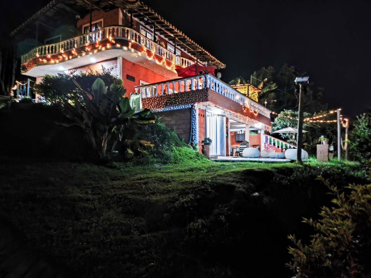 Casa encantadora + jacuzzi + parrilla + estacionamiento + chimenea en El Peñol