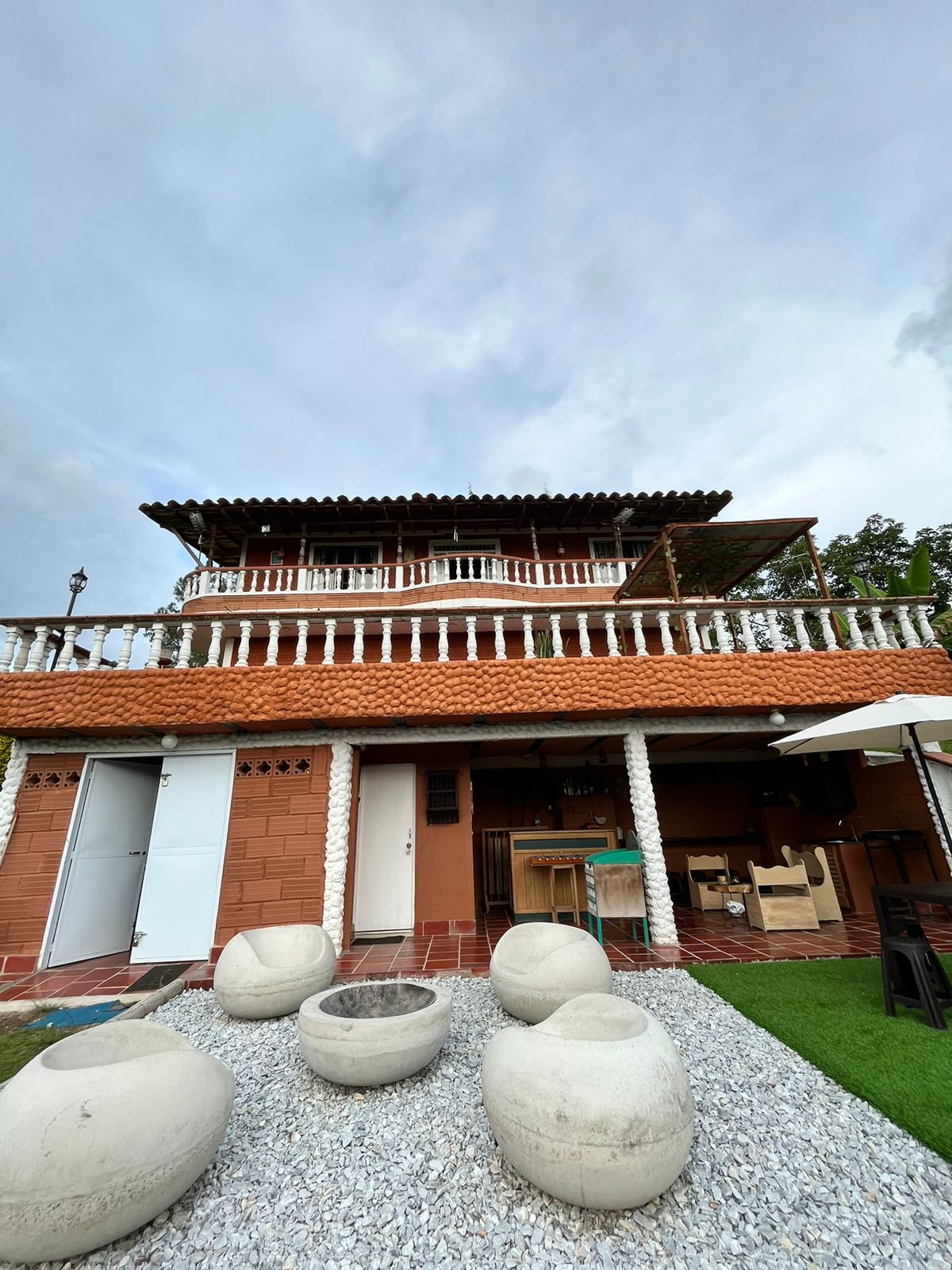 Casa encantadora + jacuzzi + parrilla + estacionamiento + chimenea en El Peñol