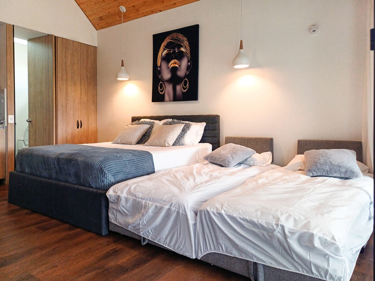 Tree House: Cabaña privada con jacuzzi y kayak