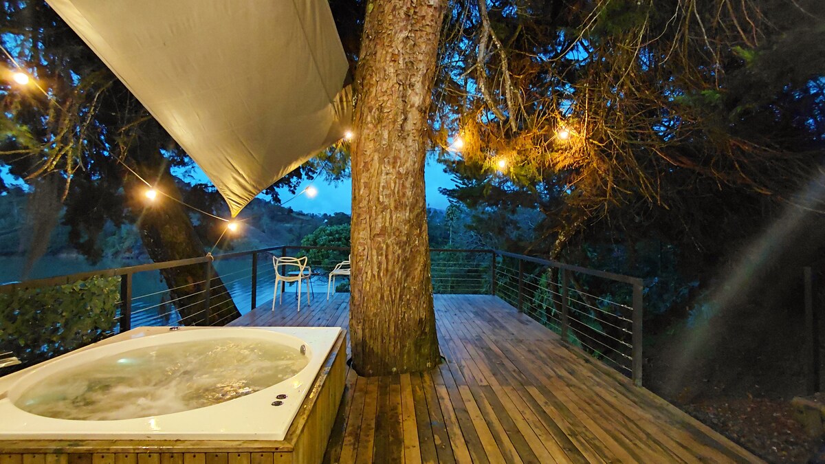 Tree House: Cabaña privada con jacuzzi y kayak