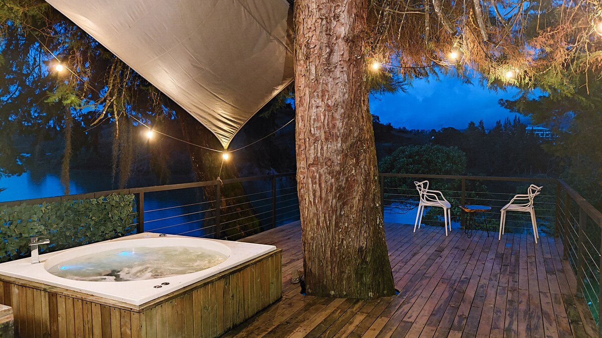 Tree House: Cabaña privada con jacuzzi y kayak