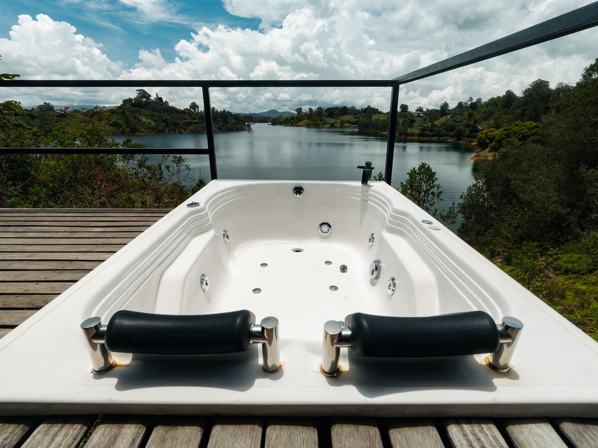 Cabaña privada frente al lago con jacuzzi, hotel completo