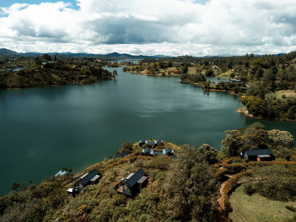 Cabaña privada frente al lago con jacuzzi, hotel completo