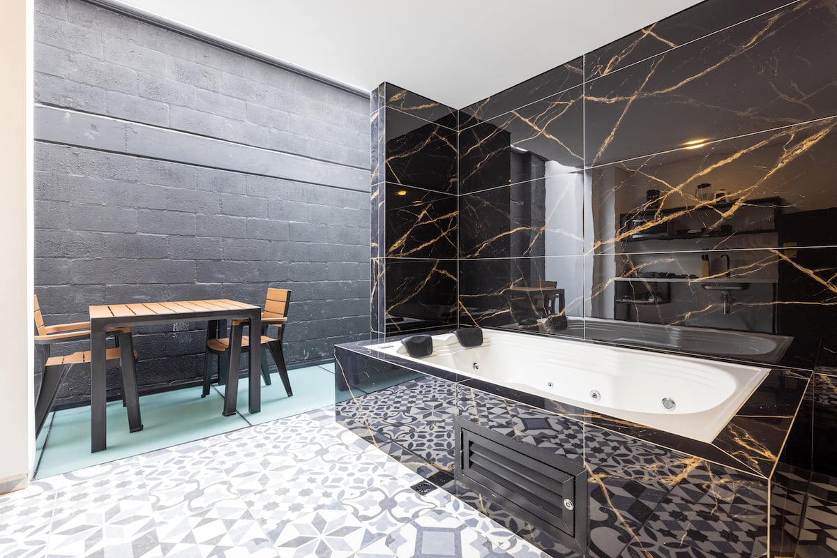 Jacuzzi privado•A 15 min a pie de Provenza•Wifi•Aire acondicionado•205