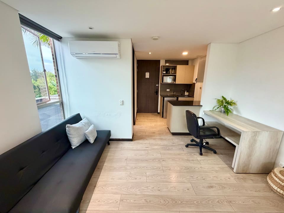 A/C-10-Min al aeropuerto, estudio, jacuzzi, piscina, gimnasio