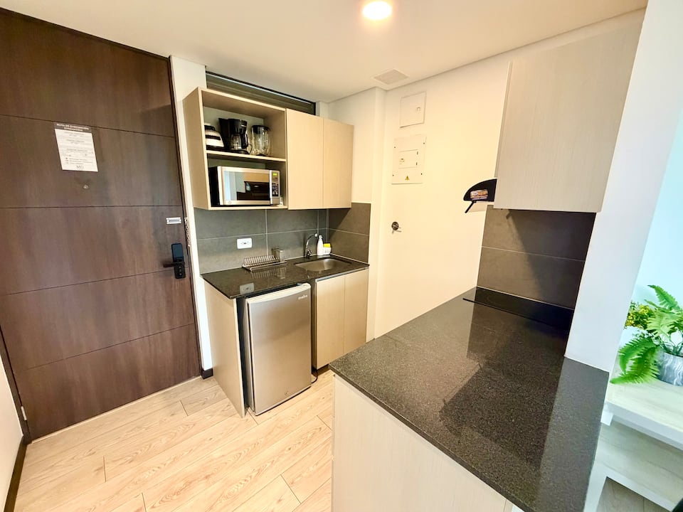A/C-10-Min al aeropuerto, estudio, jacuzzi, piscina, gimnasio
