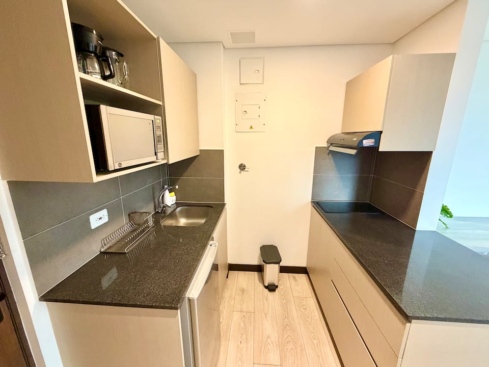 A/C-10-Min al aeropuerto, estudio, jacuzzi, piscina, gimnasio