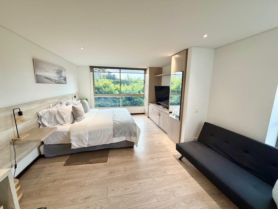 A/C-10-Min al aeropuerto, estudio, jacuzzi, piscina, gimnasio