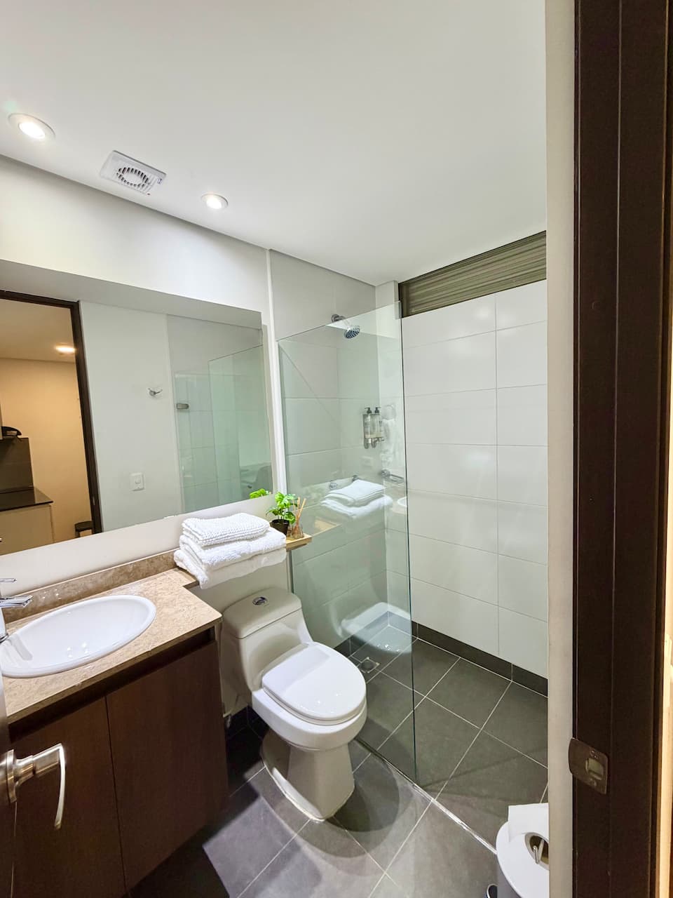 A/C-10-Min al aeropuerto, estudio, jacuzzi, piscina, gimnasio