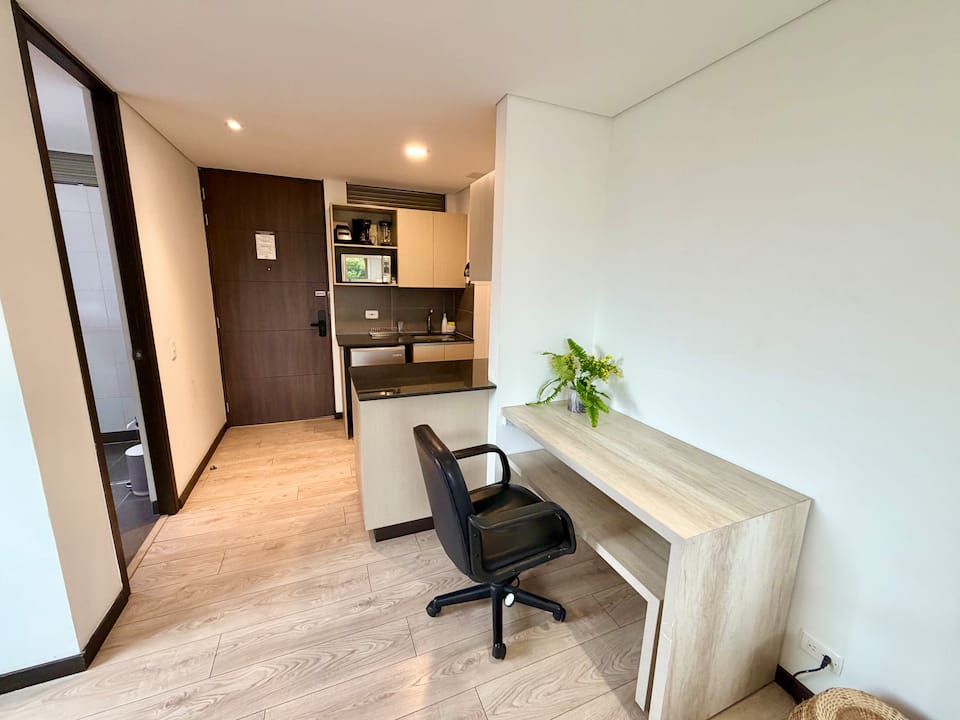 A/C-10-Min al aeropuerto, estudio, jacuzzi, piscina, gimnasio