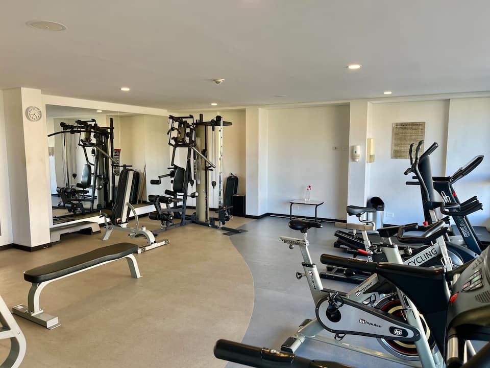 A/C-10-Min al aeropuerto, estudio, jacuzzi, piscina, gimnasio
