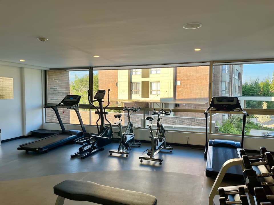 A/C-10-Min al aeropuerto, estudio, jacuzzi, piscina, gimnasio