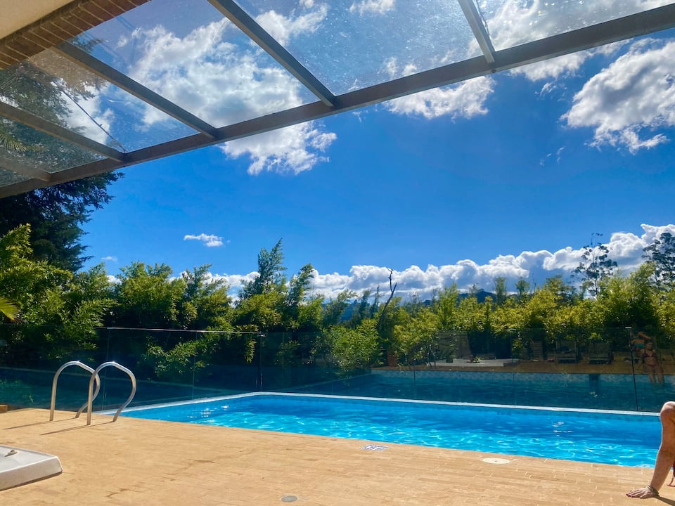 A/C-10-Min al aeropuerto, estudio, jacuzzi, piscina, gimnasio
