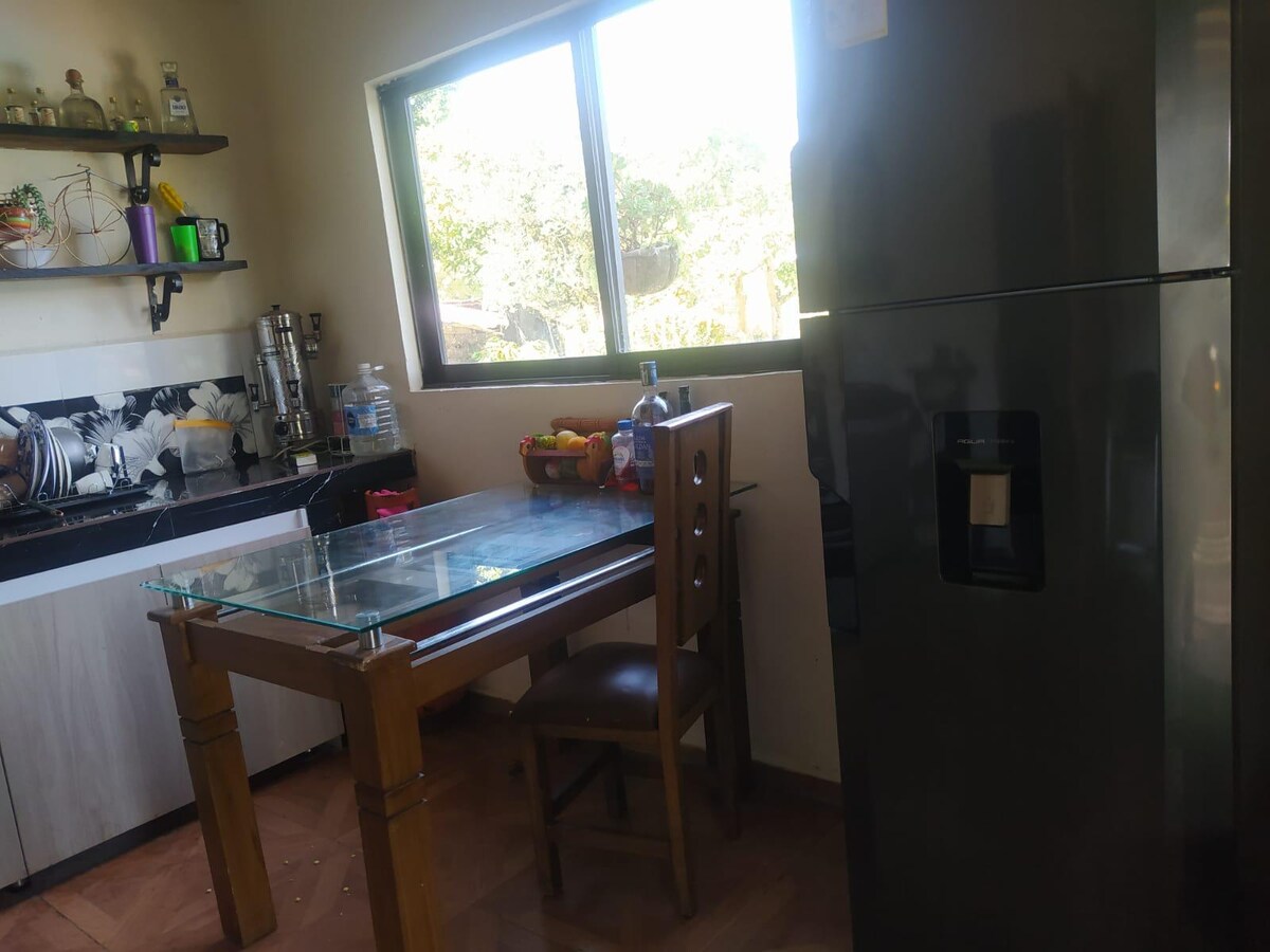 Cabaña moderna en meseta mágica
