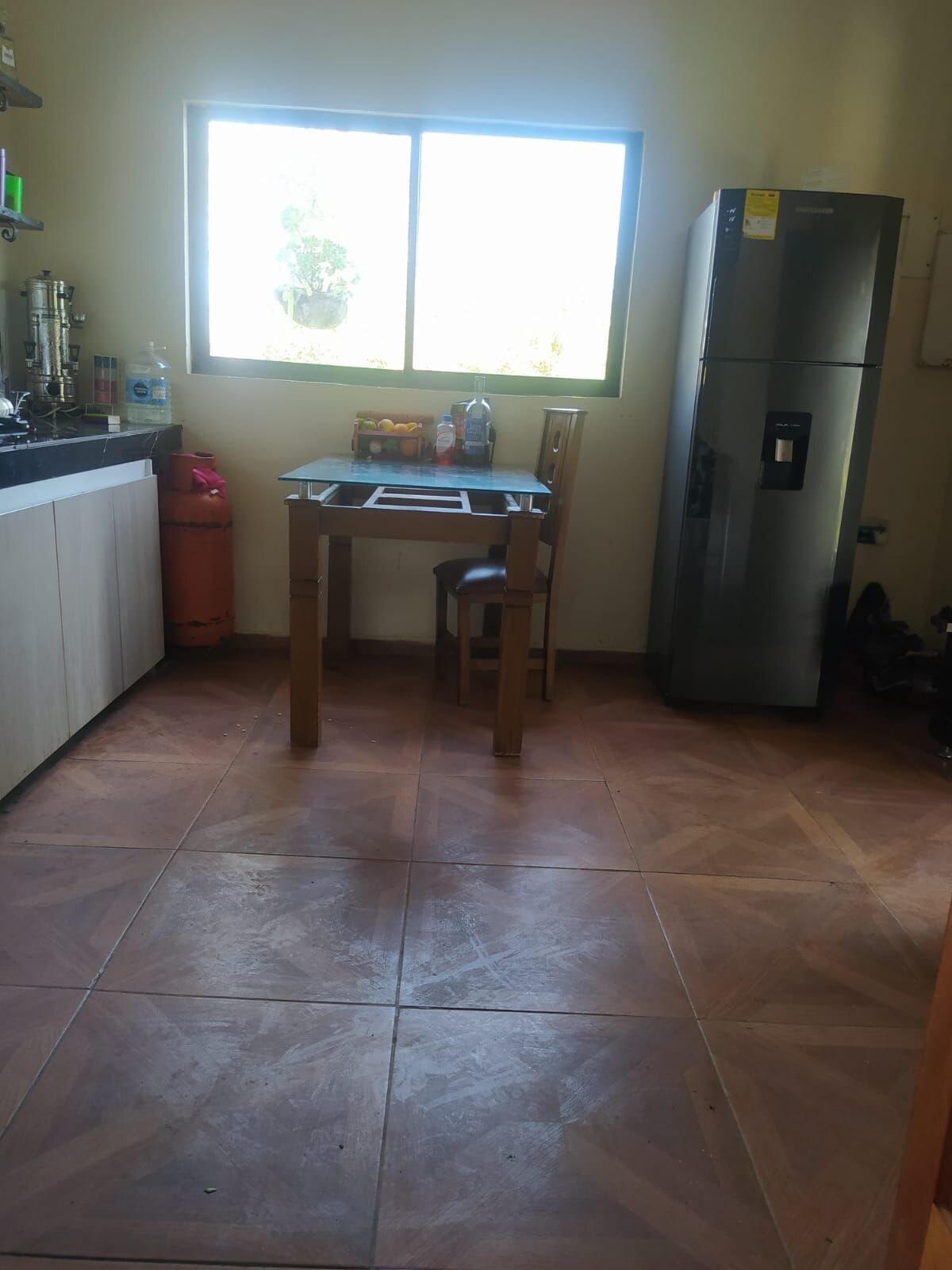Cabaña moderna en meseta mágica