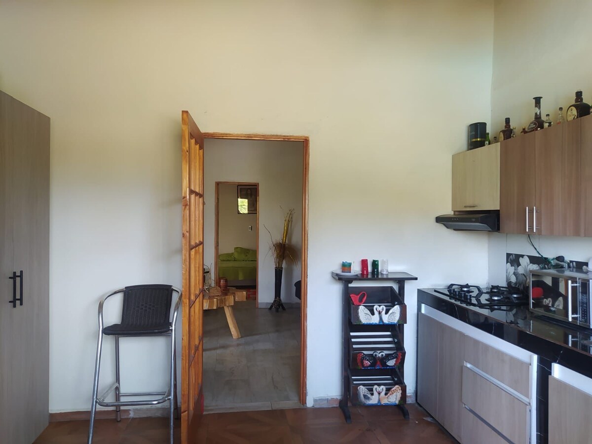 Cabaña moderna en meseta mágica