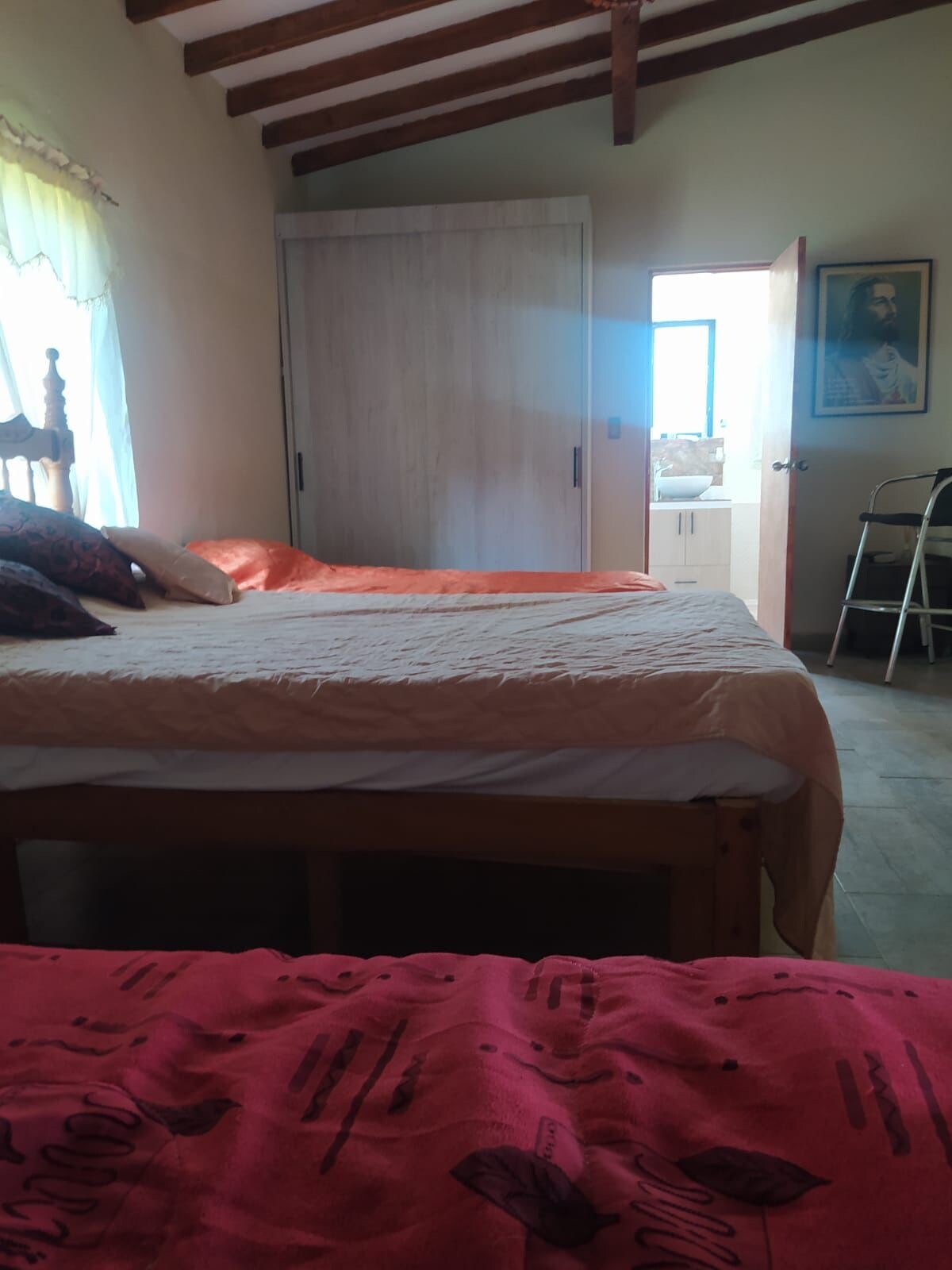 Cabaña moderna en meseta mágica