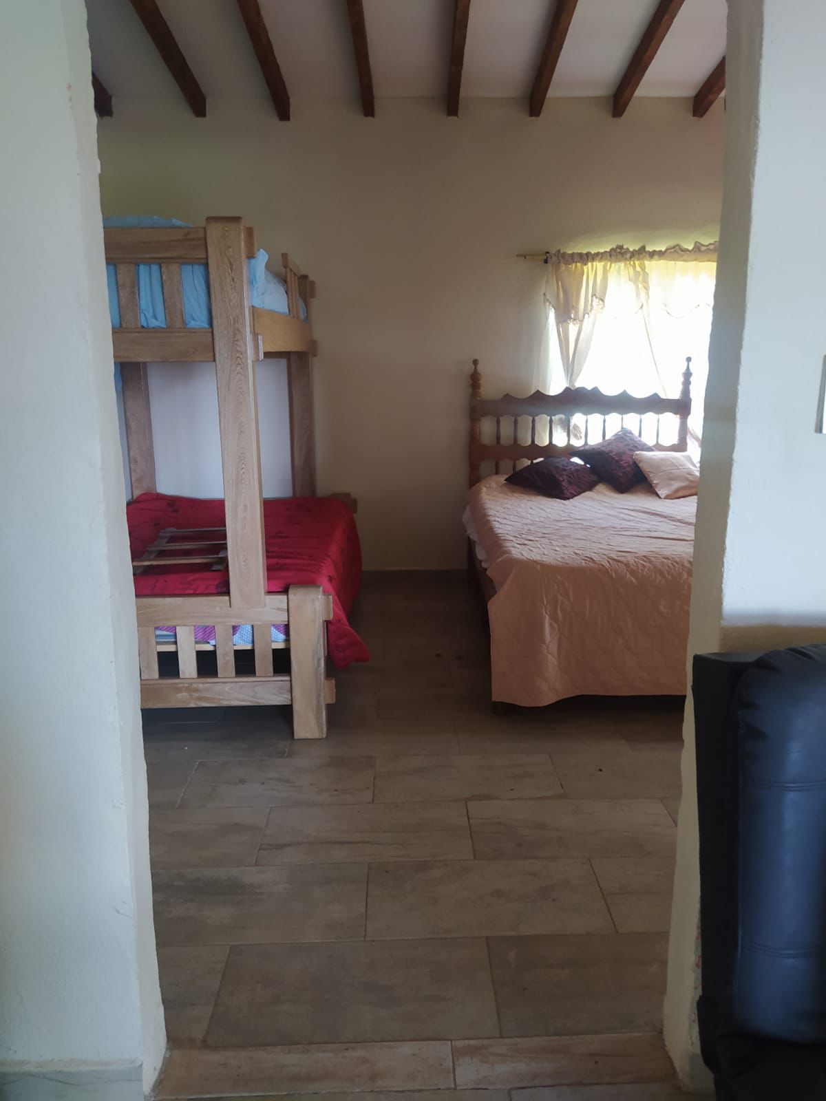 Cabaña moderna en meseta mágica