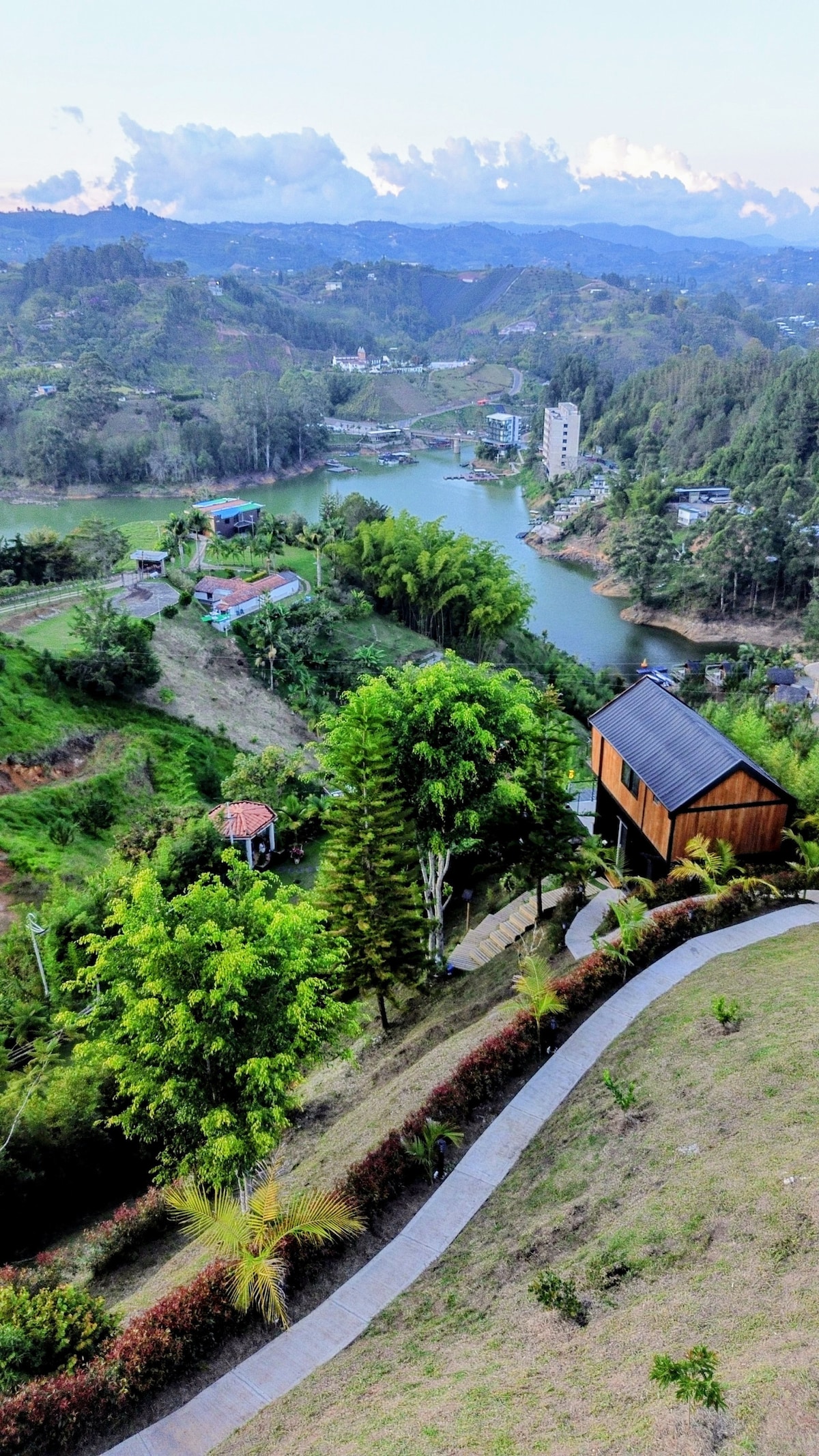 Cabaña | Glamping con jacuzzi & vista al embalse