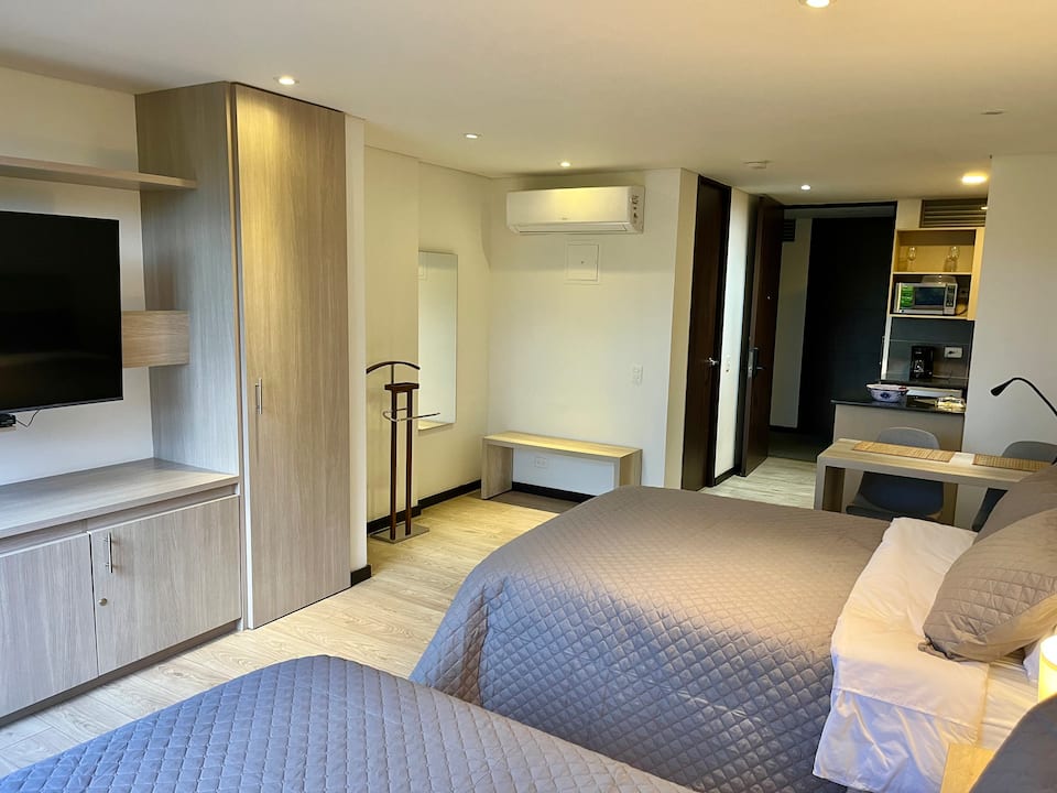 Suite moderna a 10 minutos del aeropuerto/2 camas/aire acondicionado/jacuzzi/gimnasio