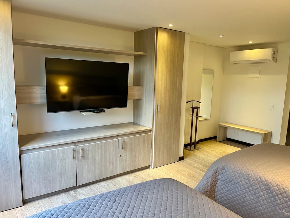 Suite moderna a 10 minutos del aeropuerto/2 camas/aire acondicionado/jacuzzi/gimnasio