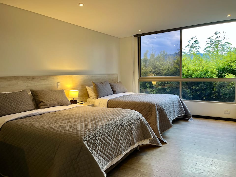 Suite moderna a 10 minutos del aeropuerto/2 camas/aire acondicionado/jacuzzi/gimnasio