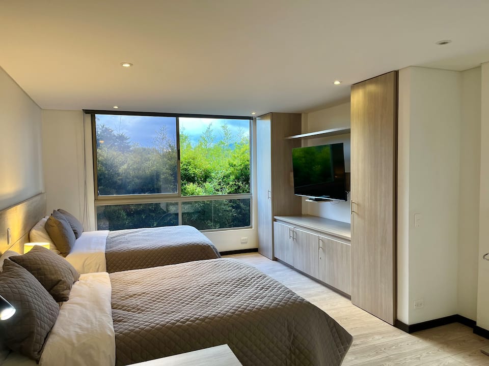 Suite moderna a 10 minutos del aeropuerto/2 camas/aire acondicionado/jacuzzi/gimnasio