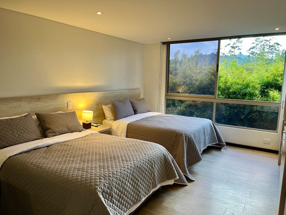 Suite moderna a 10 minutos del aeropuerto/2 camas/aire acondicionado/jacuzzi/gimnasio
