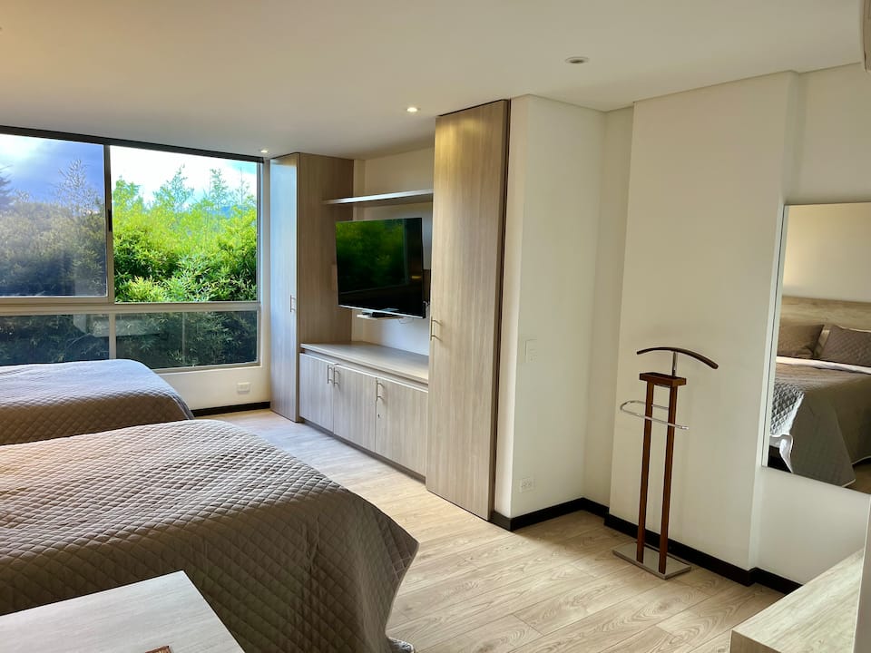 Suite moderna a 10 minutos del aeropuerto/2 camas/aire acondicionado/jacuzzi/gimnasio