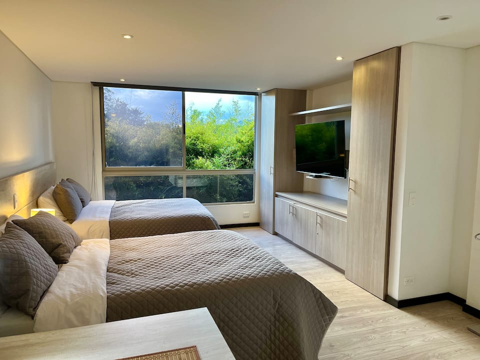 Suite moderna a 10 minutos del aeropuerto/2 camas/aire acondicionado/jacuzzi/gimnasio
