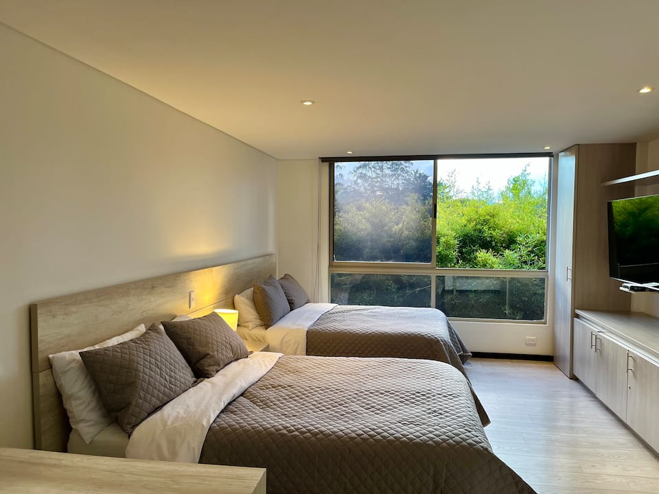 Suite moderna a 10 minutos del aeropuerto/2 camas/aire acondicionado/jacuzzi/gimnasio