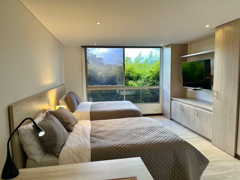 Suite moderna a 10 minutos del aeropuerto/2 camas/aire acondicionado/jacuzzi/gimnasio