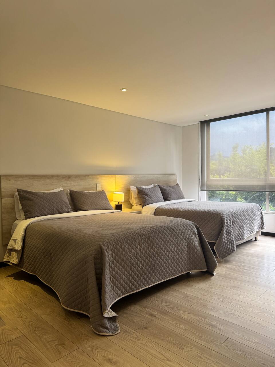 Suite moderna a 10 minutos del aeropuerto/2 camas/aire acondicionado/jacuzzi/gimnasio