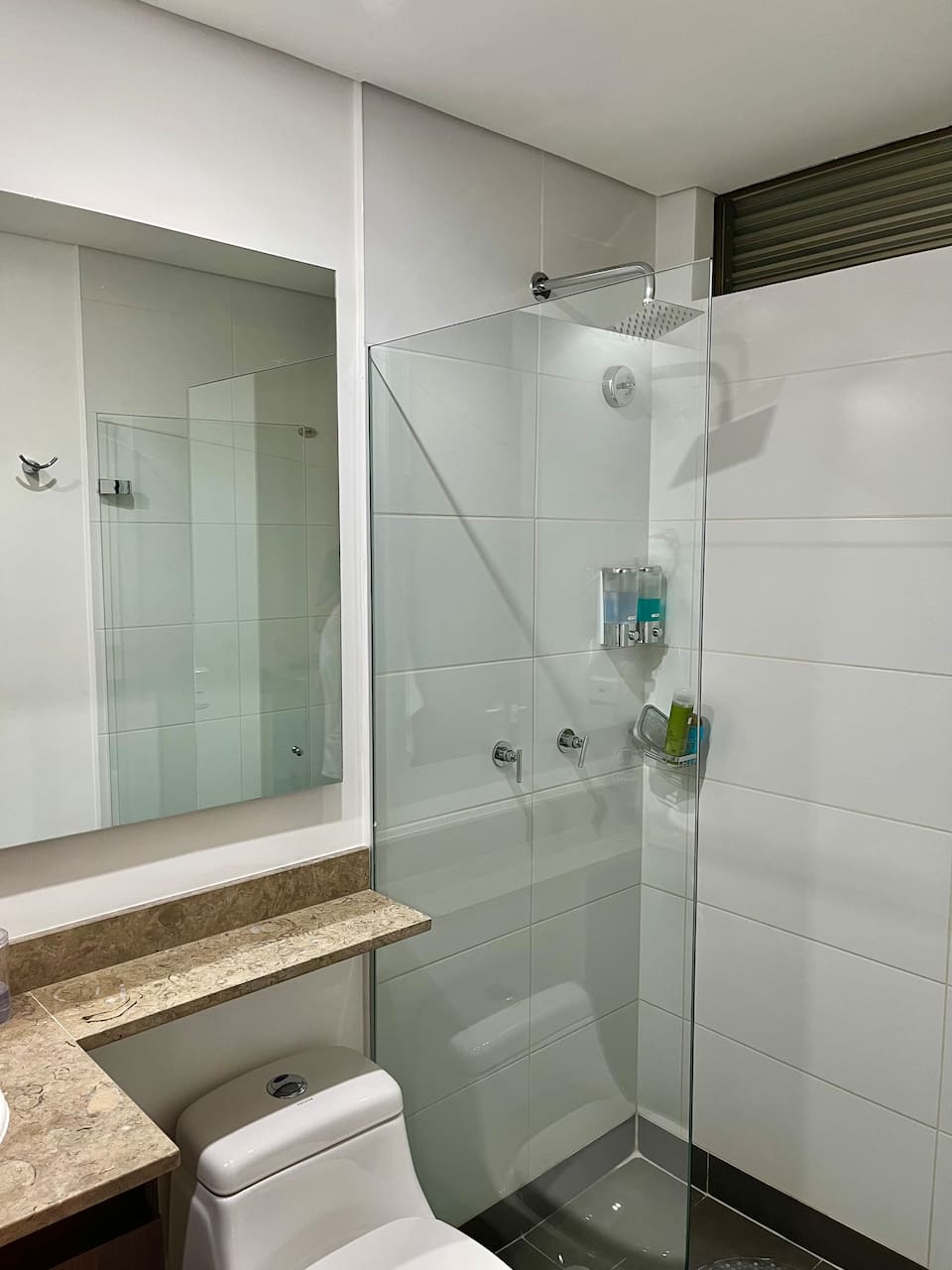 Suite moderna a 10 minutos del aeropuerto/2 camas/aire acondicionado/jacuzzi/gimnasio