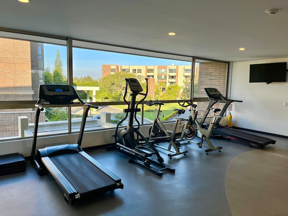 Suite moderna a 10 minutos del aeropuerto/2 camas/aire acondicionado/jacuzzi/gimnasio