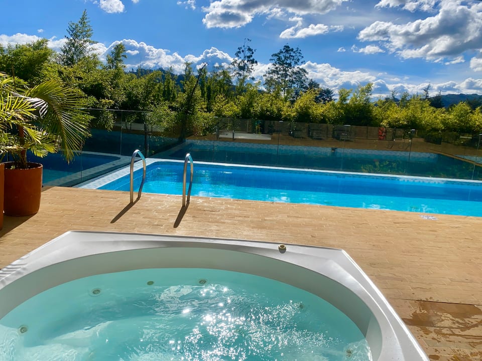 Suite moderna a 10 minutos del aeropuerto/2 camas/aire acondicionado/jacuzzi/gimnasio