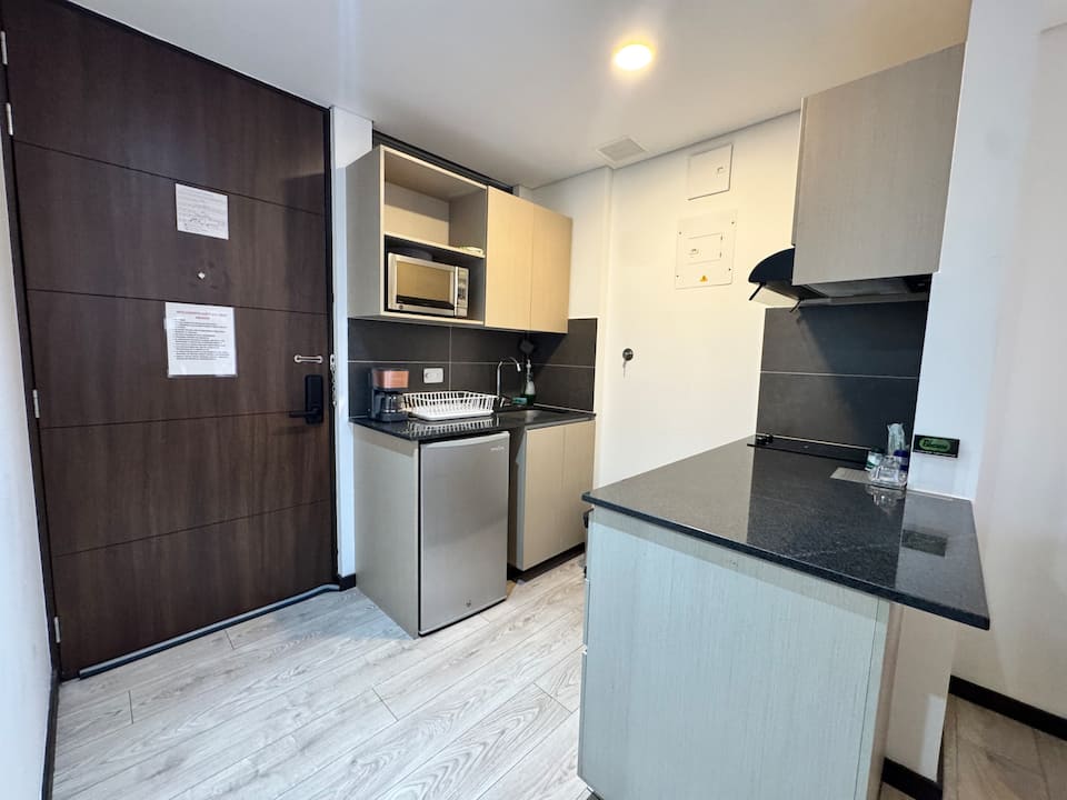 Suite moderna a 10 minutos del aeropuerto/2 camas/aire acondicionado/jacuzzi/gimnasio