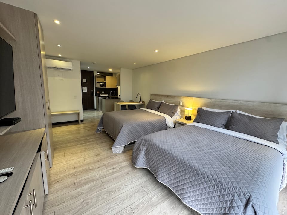 Suite moderna a 10 minutos del aeropuerto/2 camas/aire acondicionado/jacuzzi/gimnasio