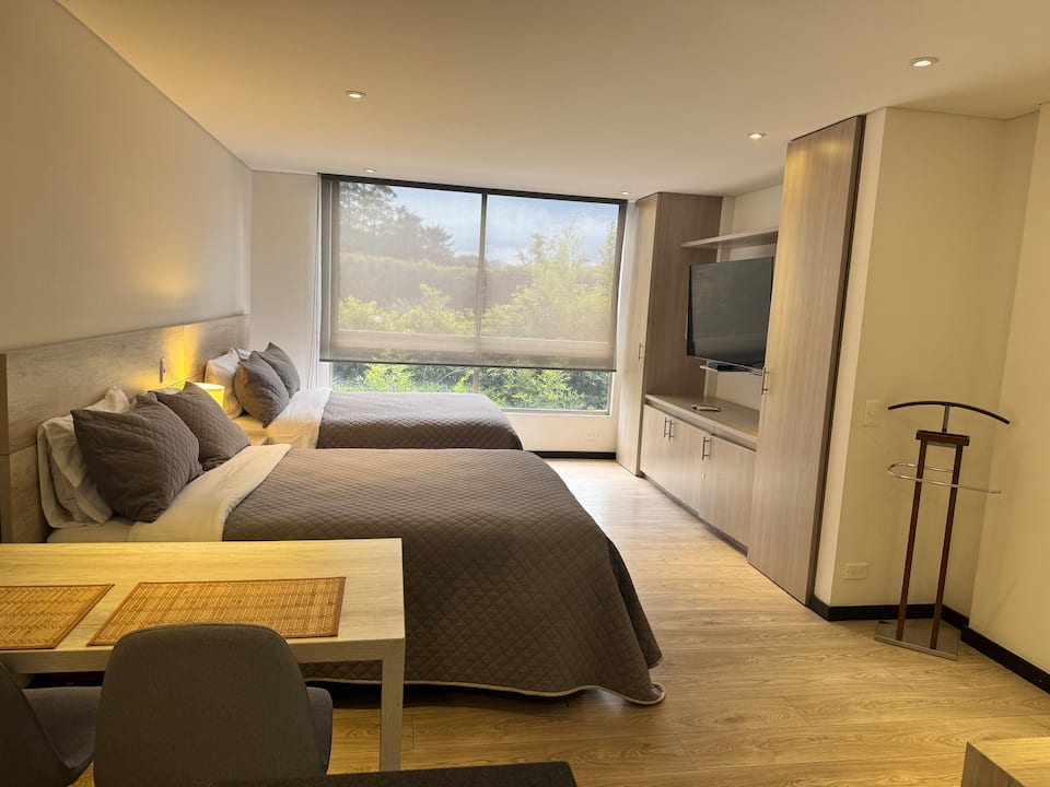 Suite moderna a 10 minutos del aeropuerto/2 camas/aire acondicionado/jacuzzi/gimnasio