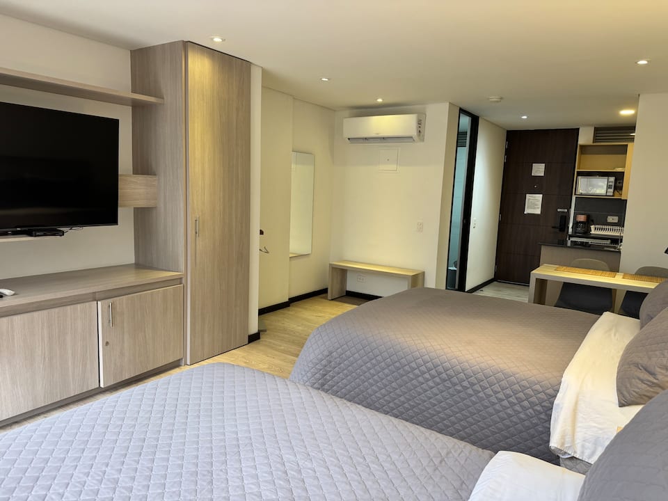 Suite moderna a 10 minutos del aeropuerto/2 camas/aire acondicionado/jacuzzi/gimnasio