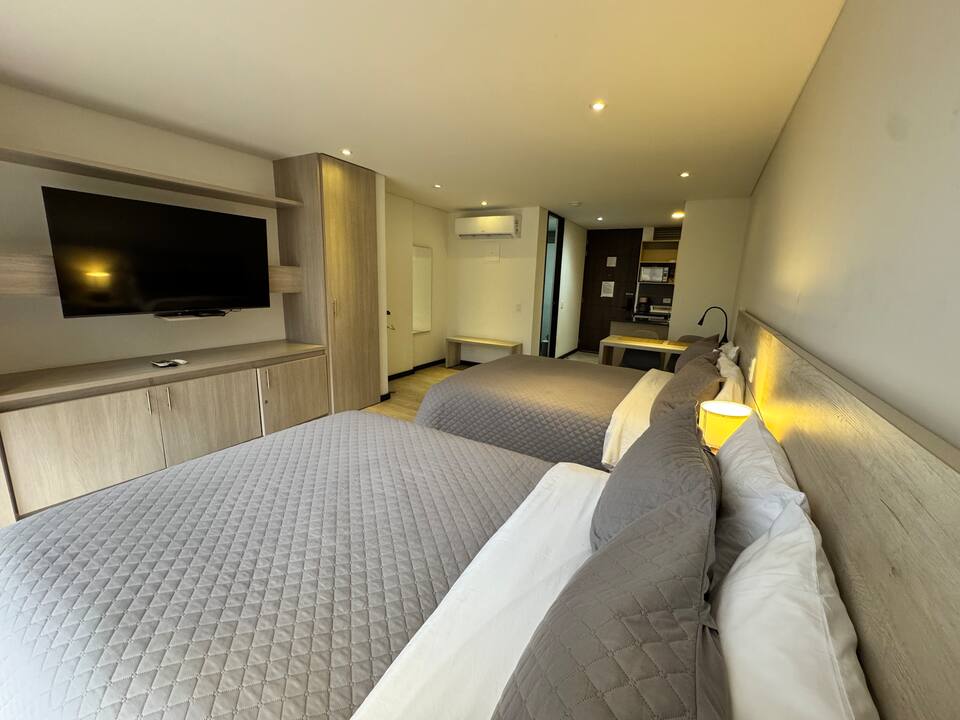 Suite moderna a 10 minutos del aeropuerto/2 camas/aire acondicionado/jacuzzi/gimnasio